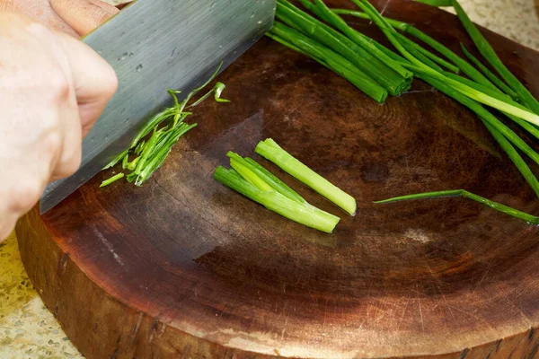 Ein Koch Einer Chinesischen Küche Schneidet Grüne Zwiebeln — Stockfoto