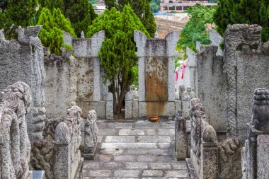 Halk mezarlığındaki taş mezar taşları.