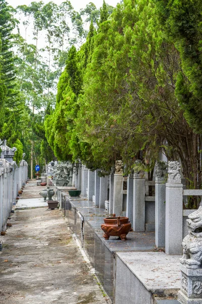Halk mezarlığındaki taş mezar taşları.