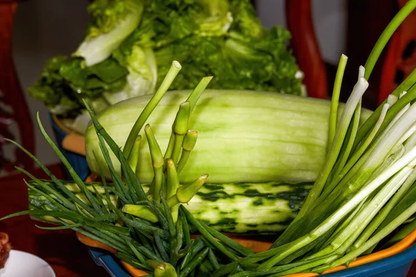 Ein Topf Mit Salatgemüse Und Grünen Früchten Aus Nächster Nähe — Stockfoto
