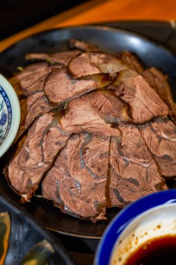 Lezzetli bir biftek diliminin yakın çekimi.