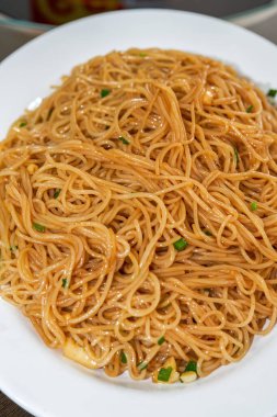 Lezzetli bir Çin yemeği, kızarmış pirinç eriştesi.