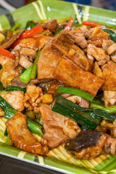 おいしい中華料理 炒め物の豚肉の内臓と豚肉 — ストック写真