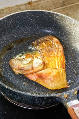 Tavada kızartılmış Pangsius suthi kafası.