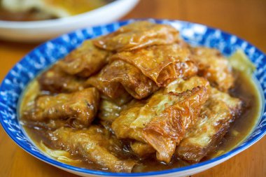 Lezzetli bir Çin yemeği, Yuba derisine sarılmış etli börekler.