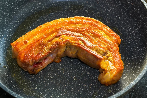 Крупный План Полного Куска Вкусной Жареной Свинины — стоковое фото
