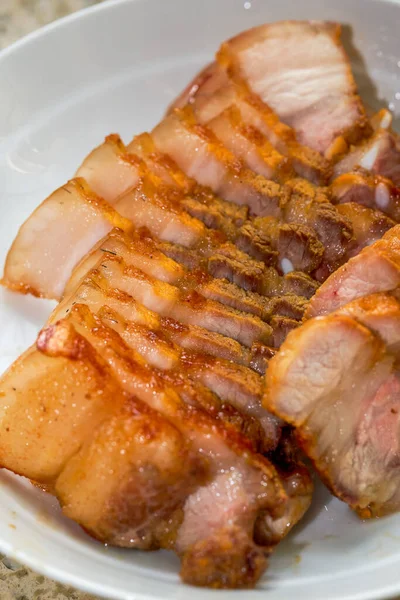 Крупный План Блюда Нарезанной Жареной Свинины — стоковое фото
