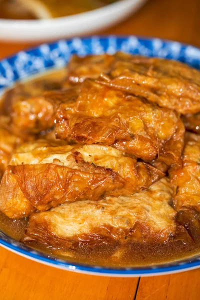 Lezzetli bir Çin yemeği, Yuba derisine sarılmış etli börekler.