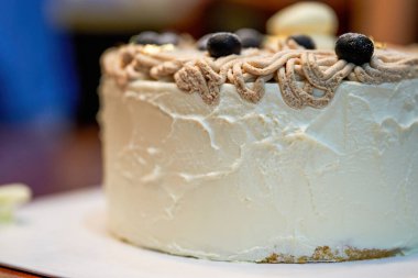 Lezzetli yaban mersinli kremalı kekin yakın çekimi.