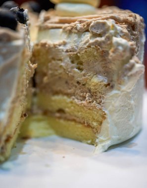 Kesilmiş tereyağlı kekin kesitinin yakın çekimi.