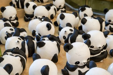 Bir grup seramik graffiti panda bebeğinin yakın çekimi.