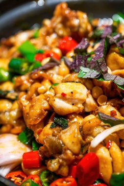 Bir tencere lezzetli yeşil biber ve fesleğenli kuru tencere kurbağası.