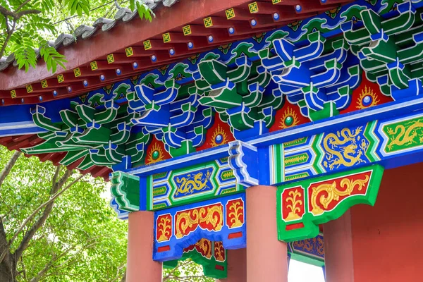Eski Çin Lingnan Tarzı Binaların Renkli Çatıları — Stok fotoğraf