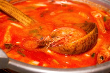 Lezzetli bir Tayland sıcak ve ekşi Tom Yum Goong çorbası.