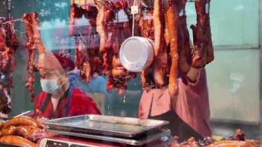 Popüler bir Kanton et dükkanı kızarmış et, kızarmış ördek ve ızgara domuz eti keser.