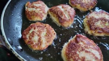 Bir şef kızartma tavasında nilüfer kökü keki pişiriyor.