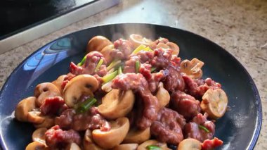 Saman mantarlı ev yapımı leziz bir biftek.