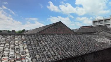 Çin 'in Guangxi, Guangxi' deki geleneksel Nanning köyündeki kiremitli binalar.