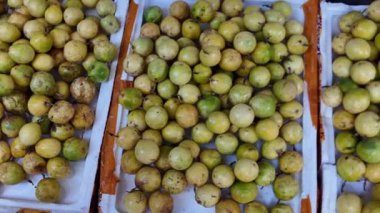 Yol kenarında satılan taze tutku meyveleri.