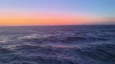 Antarktika yakınlarındaki açık denizde yelken açarken okyanus manzarası