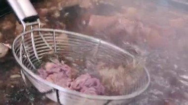 Bir Chaoshan et eriştesi taze et kaynıyor.