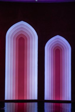 Parlak renkli iç kemerli duvar tasarımı