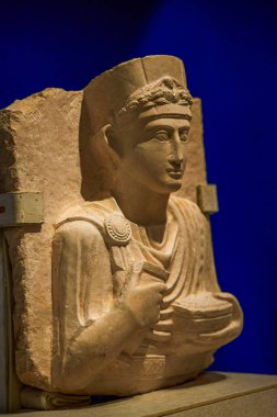 Antik Suriye uygarlığının Terracotta heykelleri müzede sergilenmektedir.