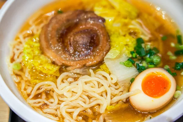 Bir kase lezzetli ve zengin Japon tonkotsu çorbası.