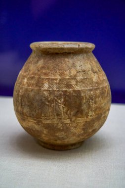 Eski Suriye medeniyetinden çömlek konteynerleri müzede sergileniyordu.