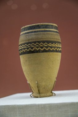 Eski Suriye medeniyetinden çömlek konteynerleri müzede sergileniyordu.