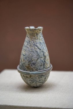 Eski Suriye medeniyetinden çömlek konteynerleri müzede sergileniyordu.