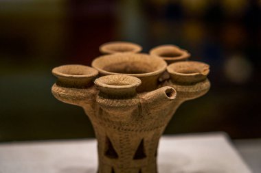 Eski Suriye medeniyetinden çömlek konteynerleri müzede sergileniyordu.