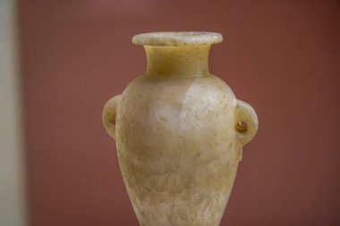 Eski Suriye medeniyetinden çömlek konteynerleri müzede sergileniyordu.