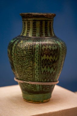 Eski Suriye medeniyetinden çömlek konteynerleri müzede sergileniyordu.