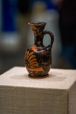 Eski Suriye medeniyetinden çömlek konteynerleri müzede sergileniyordu.