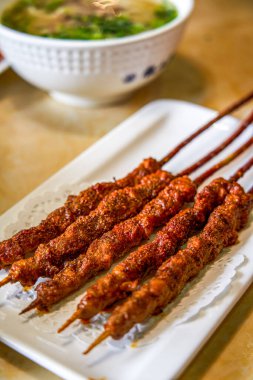 Kokulu ve lezzetli Xinjiang usulü kuzu şiş.