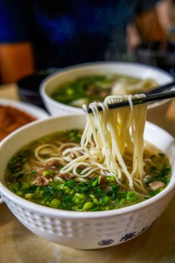 Bir kase mis kokulu ve lezzetli Lanzhou biftekli erişte.