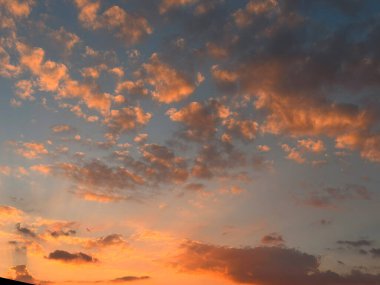 Ateşli bulutlarla muhteşem şehir günbatımı