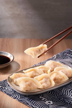 Tahta bir arka planda lezzetli ve cezbedici hamur tatlısı sahnesi