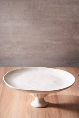 Tahta bir arka planda boş plakalar