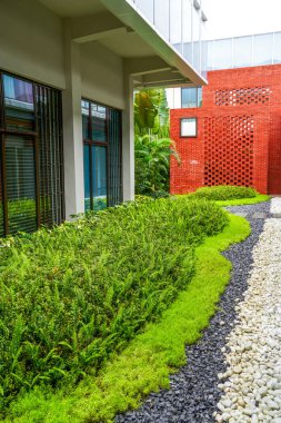 Şehirde modern kırmızı tuğla sanat tasarımı mimarisi