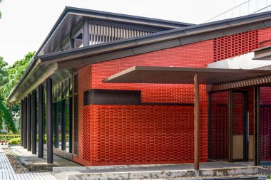 Şehirde modern kırmızı tuğla sanat tasarımı mimarisi