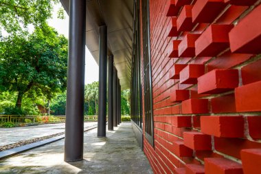 Şehirde modern kırmızı tuğla sanat tasarımı mimarisi