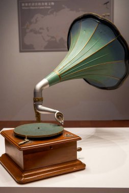 Hong Kong 'daki Ulusal Saray Müzesi' nde Batı fonografı sergileniyor..