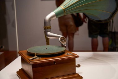 Hong Kong 'daki Ulusal Saray Müzesi' nde Batı fonografı sergileniyor..
