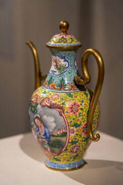 Hong Kong 'daki Ulusal Saray Müzesi' nde nefis bir altın şarap demliği sergileniyor..