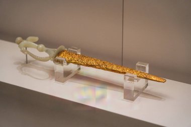 Kılıçlar ve silahlar Hong Kong 'daki Saray Müzesinde sergileniyor..