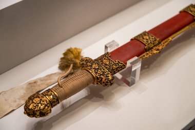 Kılıçlar ve silahlar Hong Kong 'daki Saray Müzesinde sergileniyor..