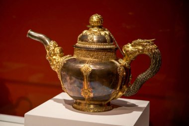 Hong Kong 'daki Ulusal Saray Müzesi' nde sergilenen altın işlemeli bir şarap kabı..