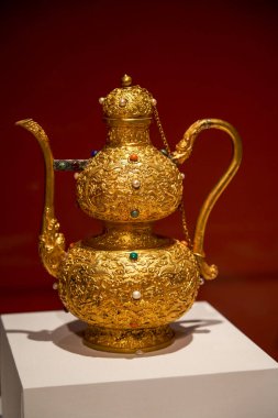 Hong Kong 'daki Ulusal Saray Müzesi' nde sergilenen altın işlemeli bir şarap kabı..